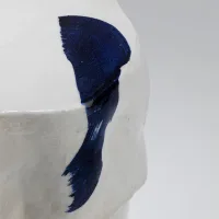 <a href="https://www.galeriegosserez.com/artistes/salomon-celine.html">Céline Salomon</a> - Owen - Tabouret Blanc & Bleu